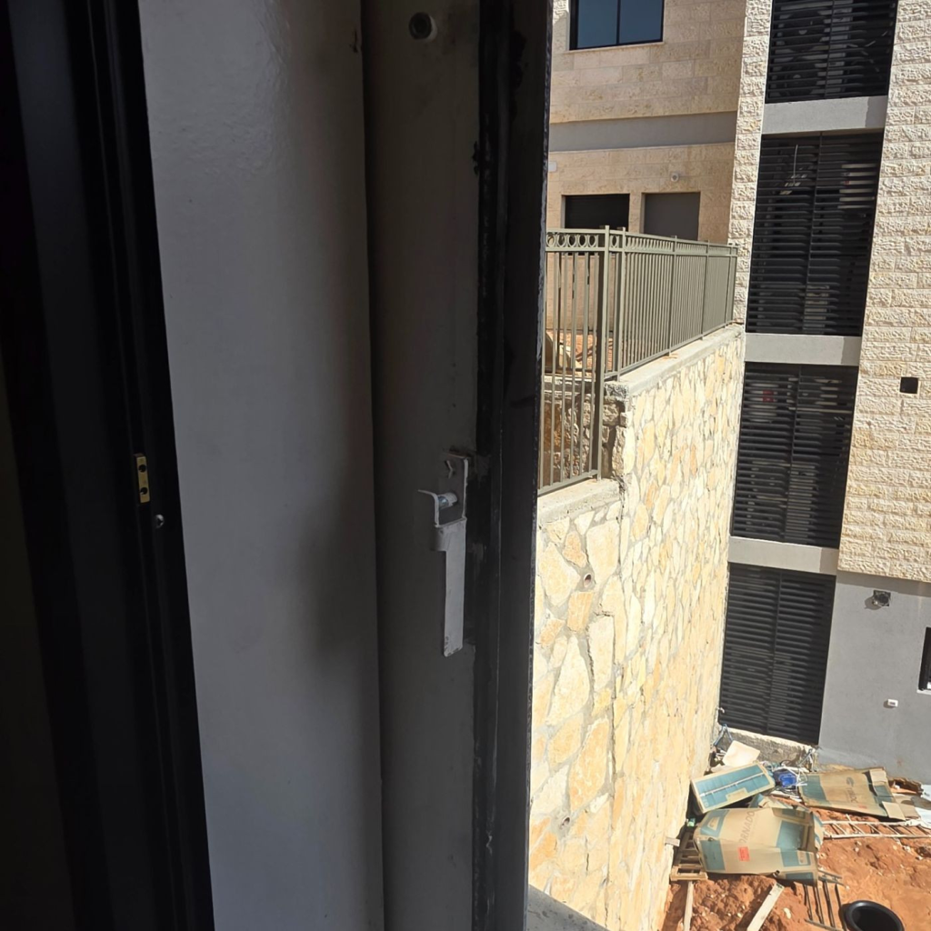 האם הממ"ד שלכם באמת תקין? כל מה שצריך לדעת על כוח הסגירה והנעילה לפי התקן